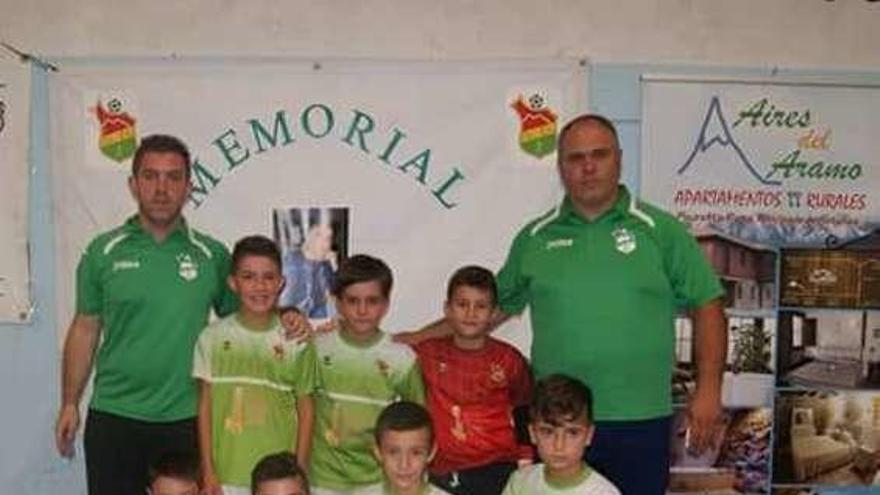 El equipo benjamín de fútbol sala del Aller Deportivo.