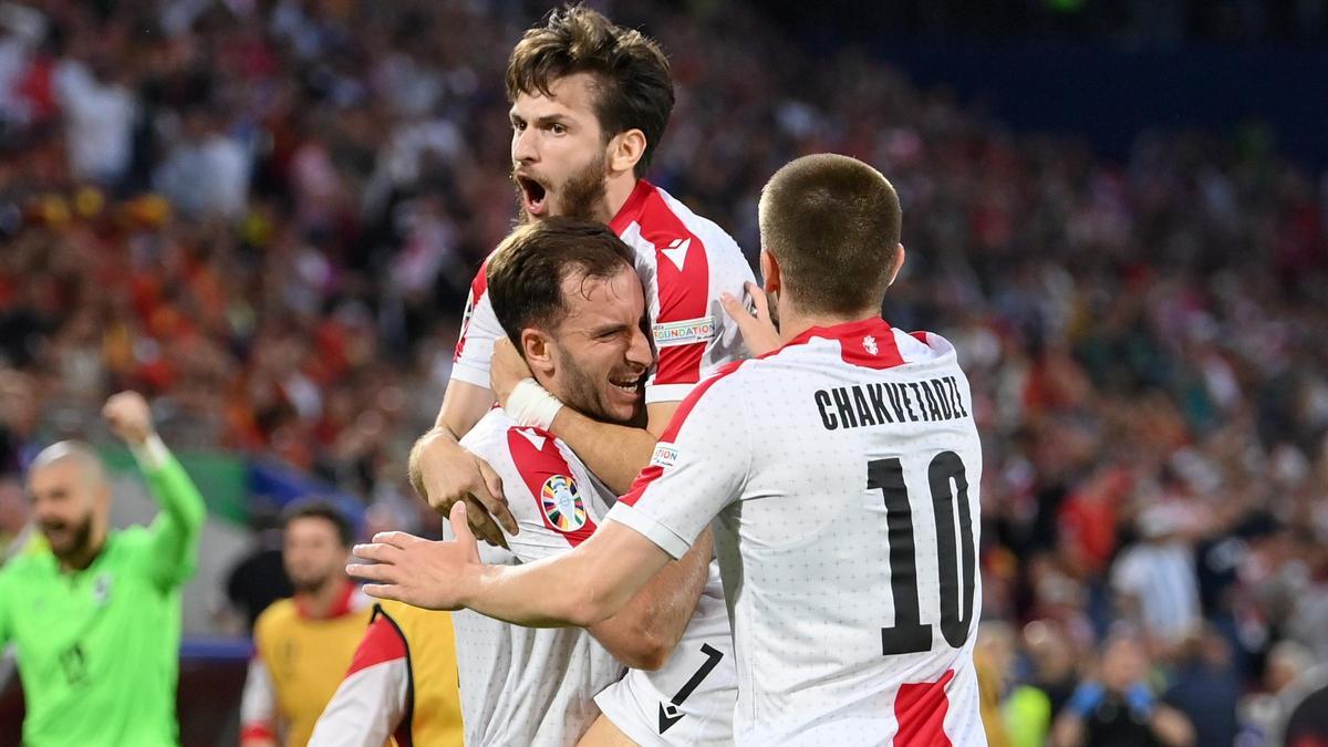 Kvaratskhelia celebra el 0-1 de Georgia con Kababadze y Chakvetade a la selección española.