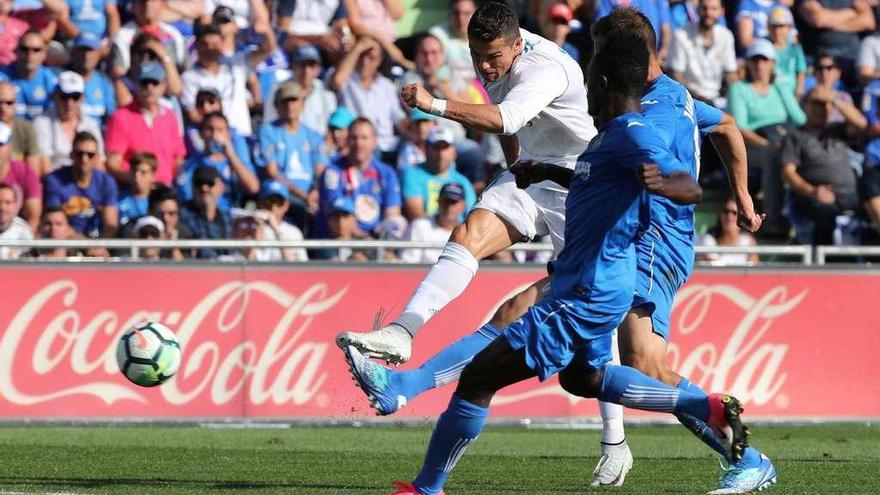 Cristiano Ronaldo dispara a puerta en el duelo de la primera vuelta ante el Getafe, rival que los blancos se volverán a encontrar esta noche.