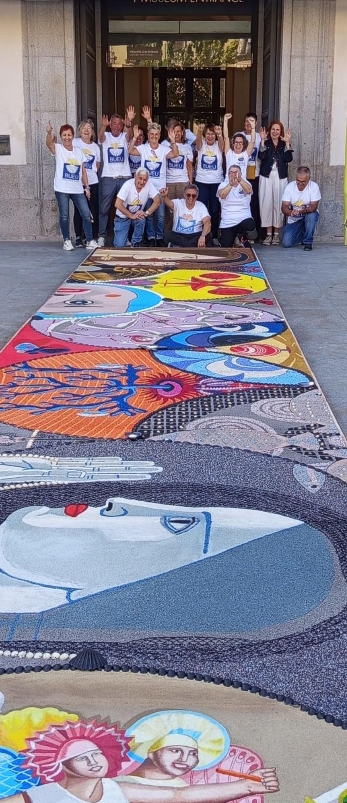 Los alfombristas y el diseño ante el Museo Reina Sofía. |  ACF