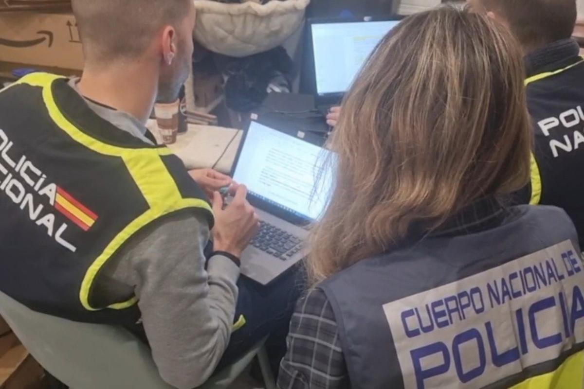 Varios agentes de la Policía Nacional trabajan en un caso.