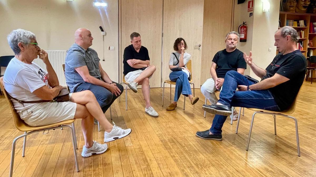 Un momento de la reunión del PSOE gijonés con vecinos de Cimavilla.