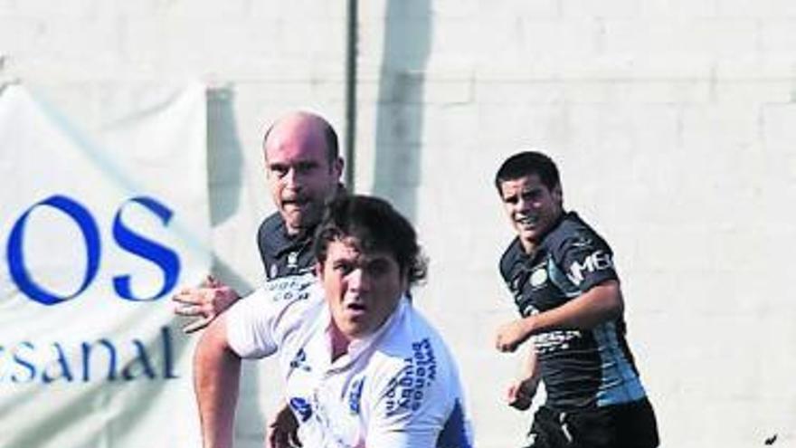 Una acción del encuentro de Liga ante el CRAT en el Muro de Zaro.