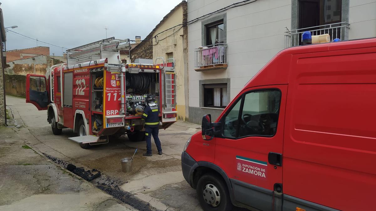 Los bomberos intervienen en el incendio.