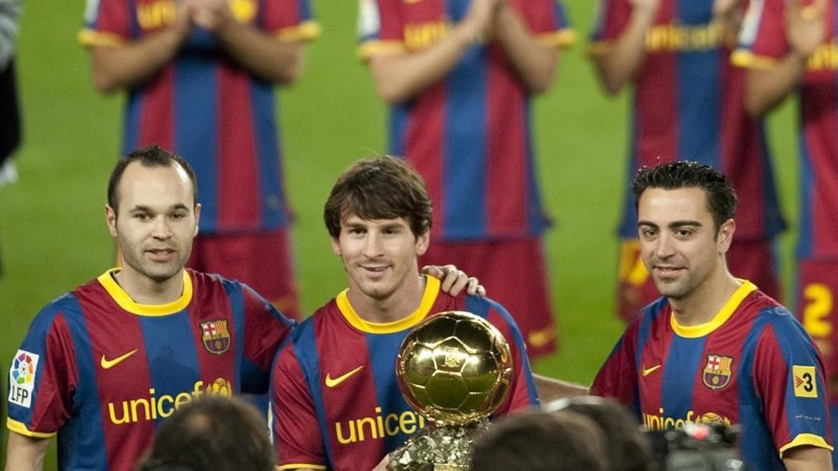 Iniesta, Messi y Xavi posan en el Camp Nou después de que los tres futbolistas del Barça coparan el podio del Balón de Oro en el 2010.