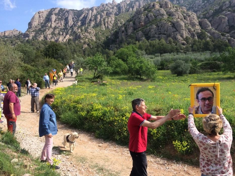 Cadena humana a Montserrat per reclamar l'alliberament dels líders independentistes