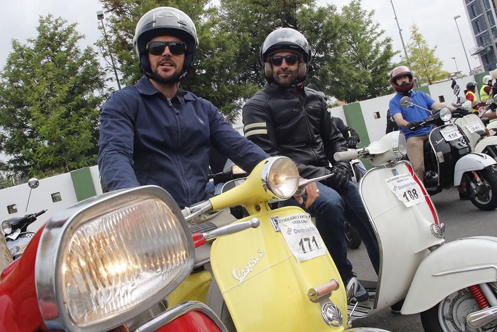 Un enjambre de Vespas toma Córdoba