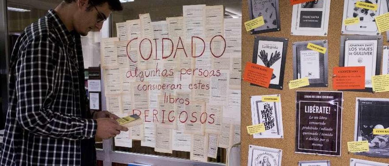 La primera planta de la biblioteca pública acoge una colección de libros censurados. // Brais Lorenzo