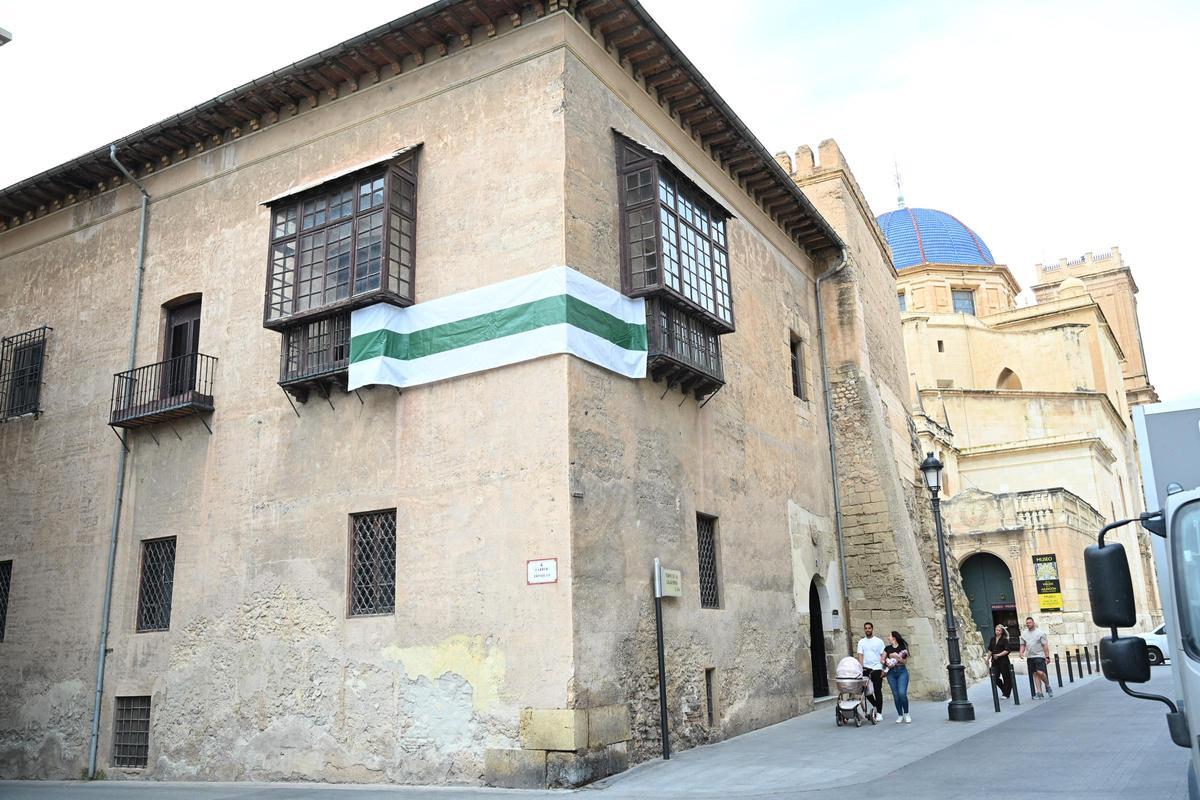La Torre de la Calahorra, con una bandera franjiverde como motivo de apoyo al equipo.