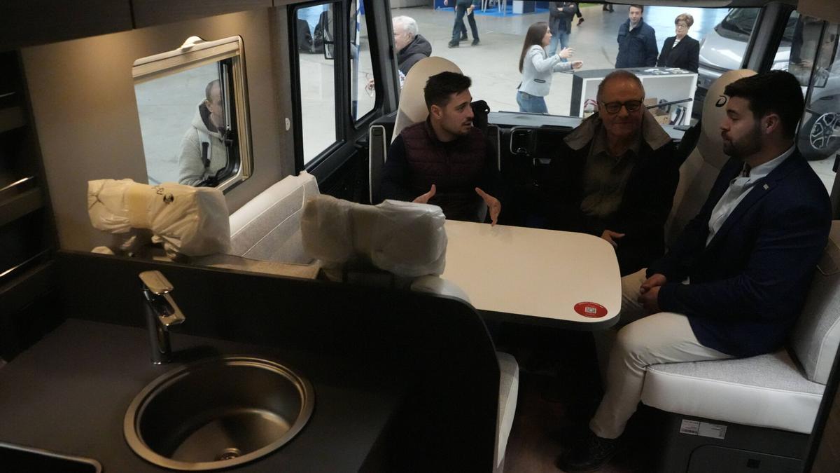 El gerente de Ifeza, el concejal de Turismo de Zamora y el organizador de la feria charlan en el salón de una autocaravana.