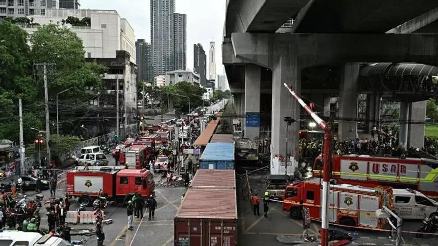 Al menos 8 muertos y 25 heridos tras choque de tren y autobús que se incendió en Bangkok