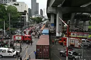 Al menos 8 muertos y 25 heridos tras choque de tren y autobús que se incendió en Bangkok