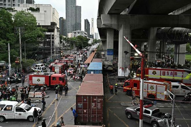 Al menos 8 muertos y 25 heridos tras choque de tren y autobús que se incendió en Bangkok