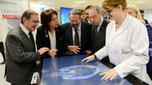 De izquierda a derecha: Jaume Giró, director general de la Fundación Bancaria la Caixa; la presidenta del Patronato de la Fundación Universitaria Balmes y alcaldesa de Vic, Anna Erra; el rector de la Universidad de Vic - Universidad Central de Catalunya (UVic-UCC), Jordi Montaña; y Josep Arimany, presidente de la Fundación de Estudios Superiores en Ciencias de la Salud (FESS) en la presentación de los nuevos equipamientos