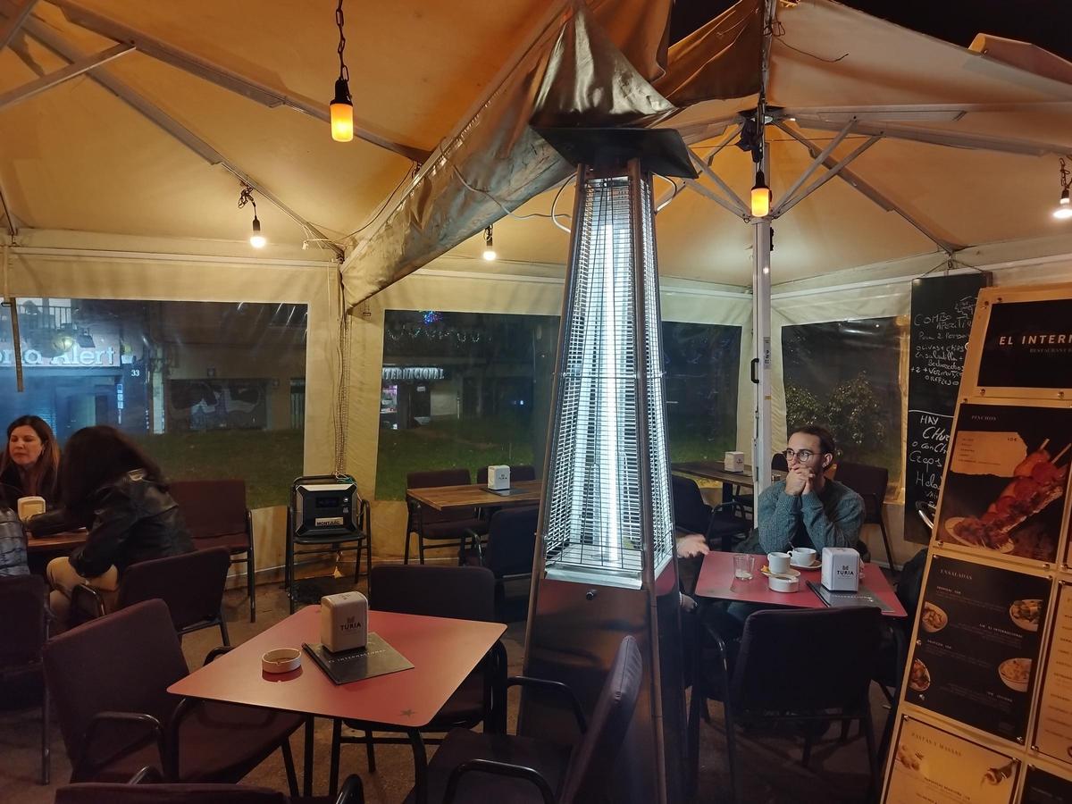 La estufa del Bar Internacional en el paseo Sant Antoni de Barcelona, reconvertida en una lámpara