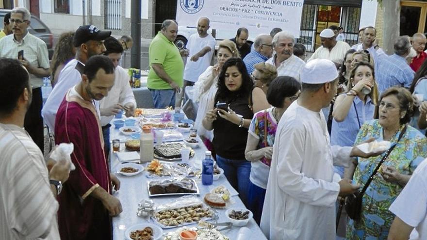 Cristianos y musulmanes comparten una comida