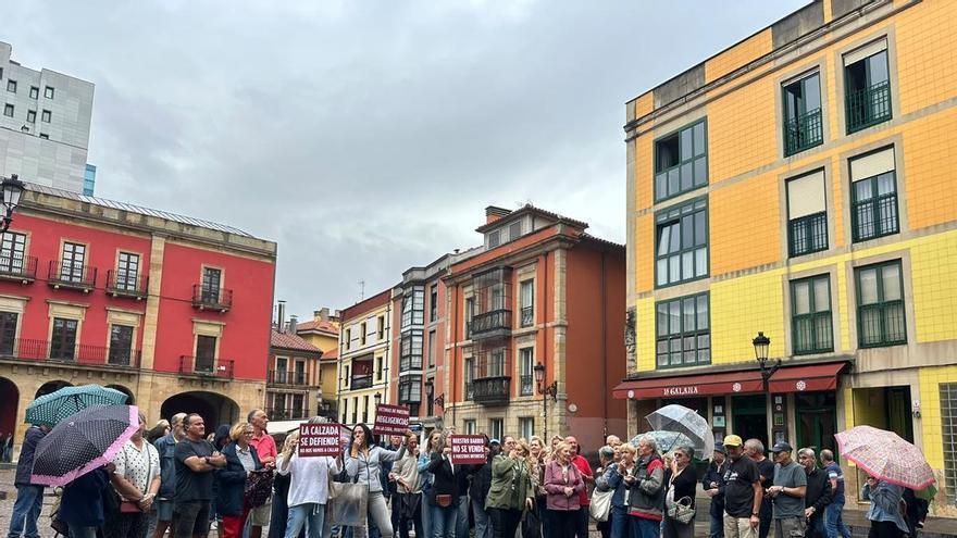 Protesta vecinal ante el Ayuntamiento por el traslado del Albergue Covadonga