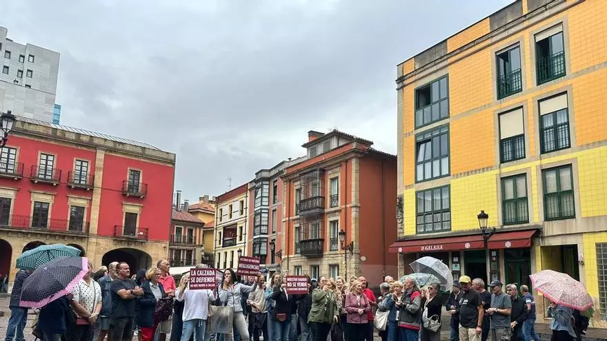 VÍDEO: Los vecinos de la zona Oeste de Gijón vuelven a protestar ante el Ayuntamiento por el traslado del Albergue Covadonga