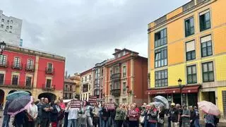 Protesta vecinal ante el Ayuntamiento por el traslado del Albergue Covadonga