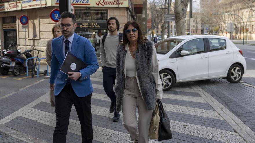 Manuela Cañadas, portavoz de Vox en el Parlament, ayer a su llegada a los juzgados de Vía Alemnia de Palma.