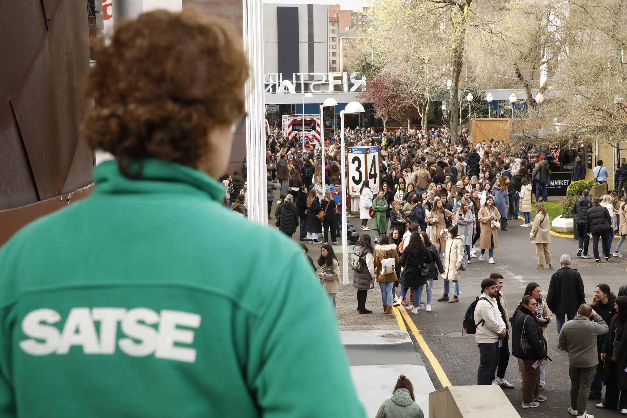 Miles de personas participan en la macrooposición de la sanidad pública asturiana.