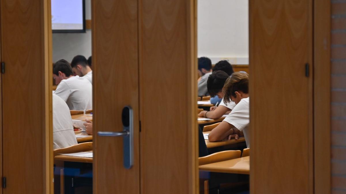 Estudiantes de la UJI durante una prueba de Selectividad.