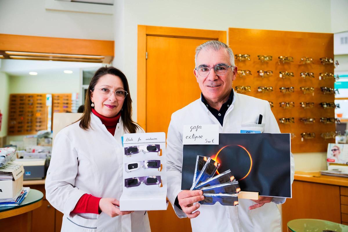 La Óptica Serrat en Vigo ofrece desde enero gafas homologadas para seguir el eclipse.