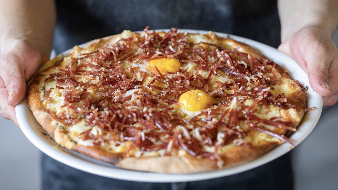 La pizza de huevos rotos de Luz de Lumbre (San Lorenzo de El Escorial, Madrid).