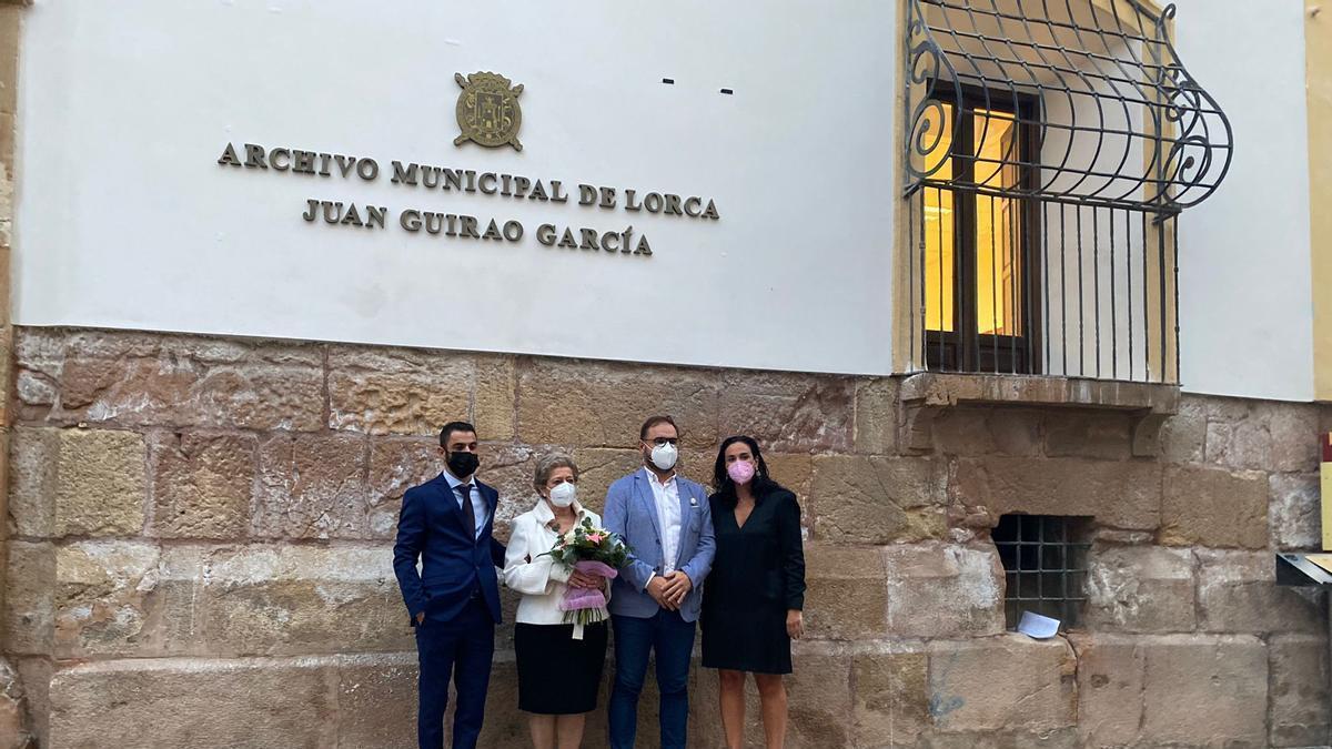 El alcalde con la esposa e hijos de Juan Guirao.