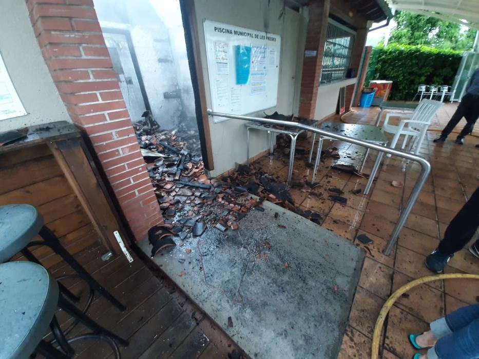 Un llamp destrossa la teulada de l'edifici de serveis de la piscina de les Preses