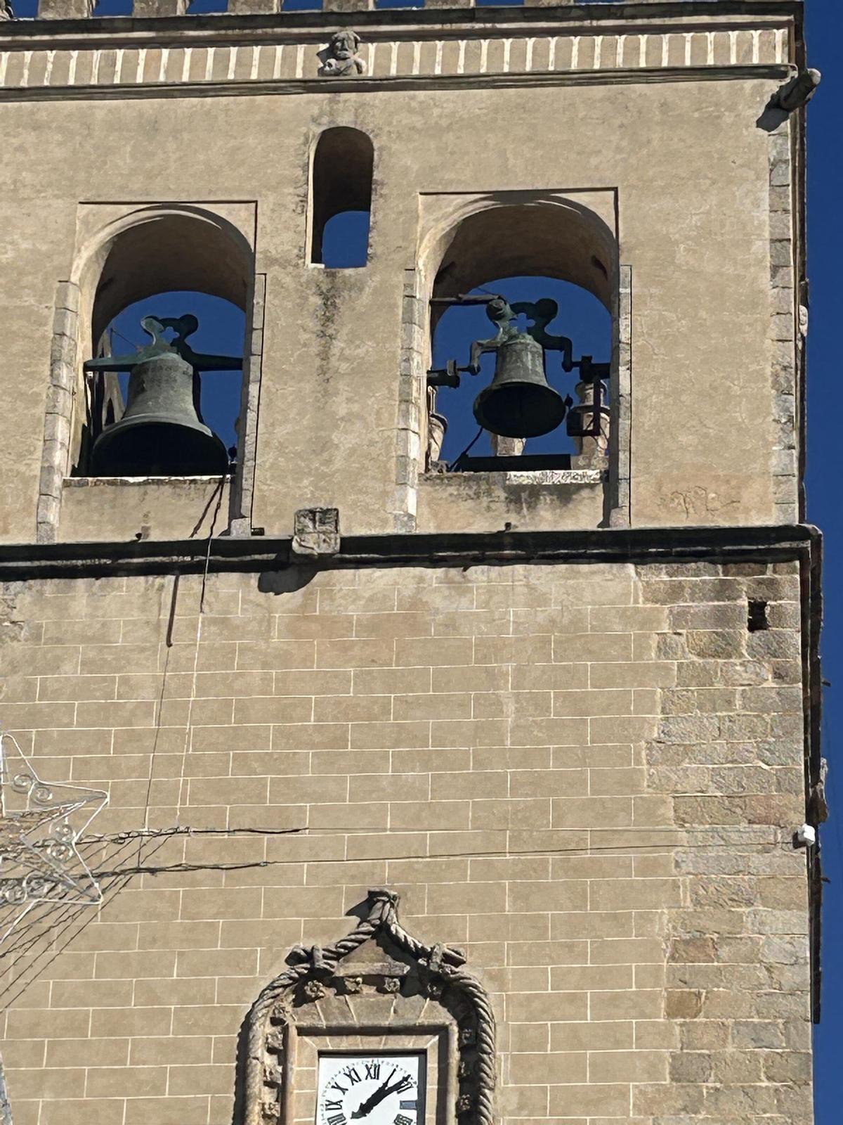 Tirante vertical que se ha colocado en la torre de la catedral para reforzar el cable del perímetro.