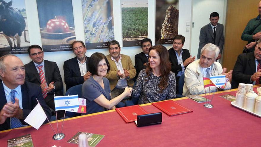 Silvia Clemente y Ada Rafaeli firman el acuerdo de colaboración para el desarrollo agrícola y ganadero entre Castilla y León e Israel.