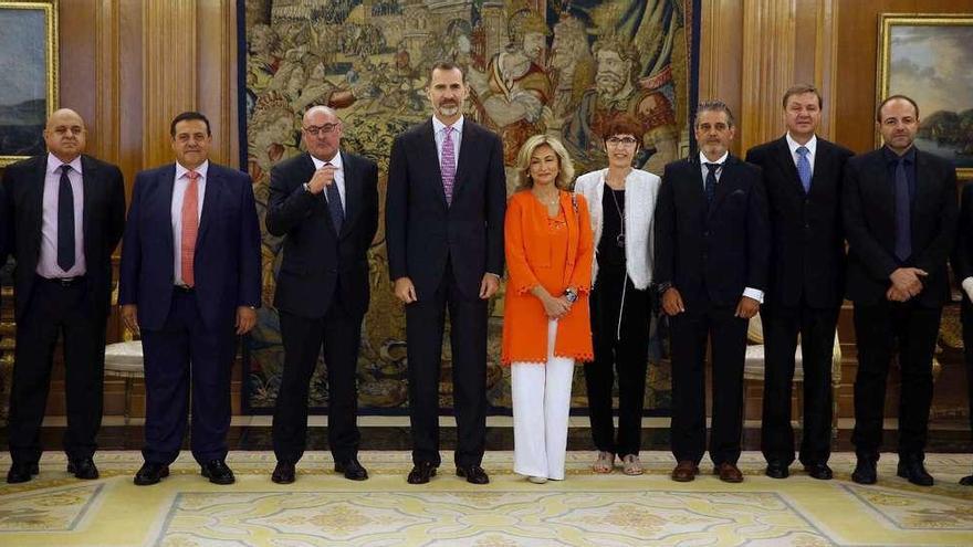 El Rey, con representantes de la Federación de Gremios de Editores de España, ayer, en Zarzuela.