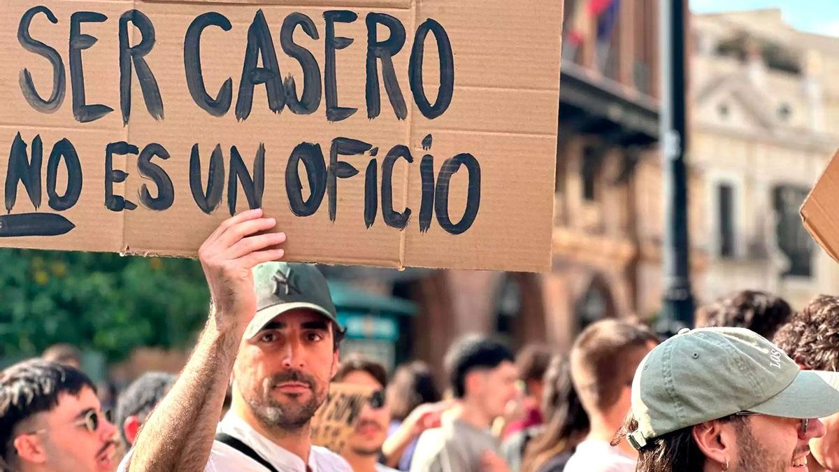 Un ciudadano sujeta un cartel en la manifestación por la vivienda en Sevilla.