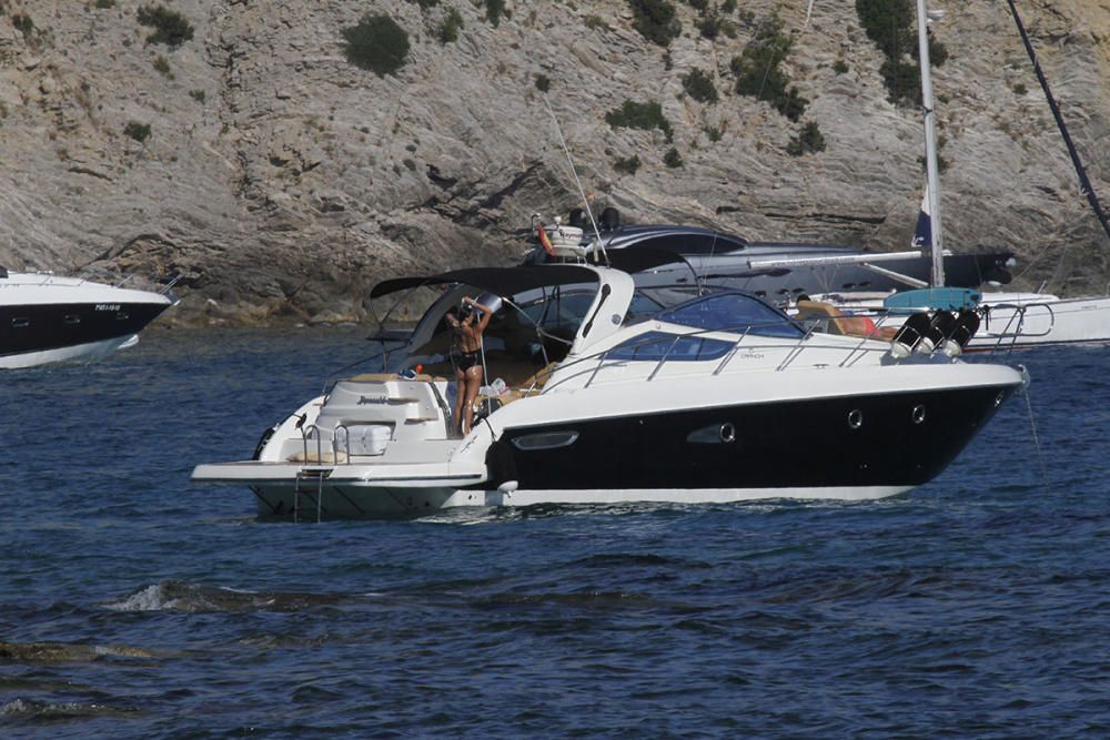 Laura Matamoros y Benji Aparicio en Barco en Cala Jondal, junto  Fonsi Nieto y su mujer Marta Castro.