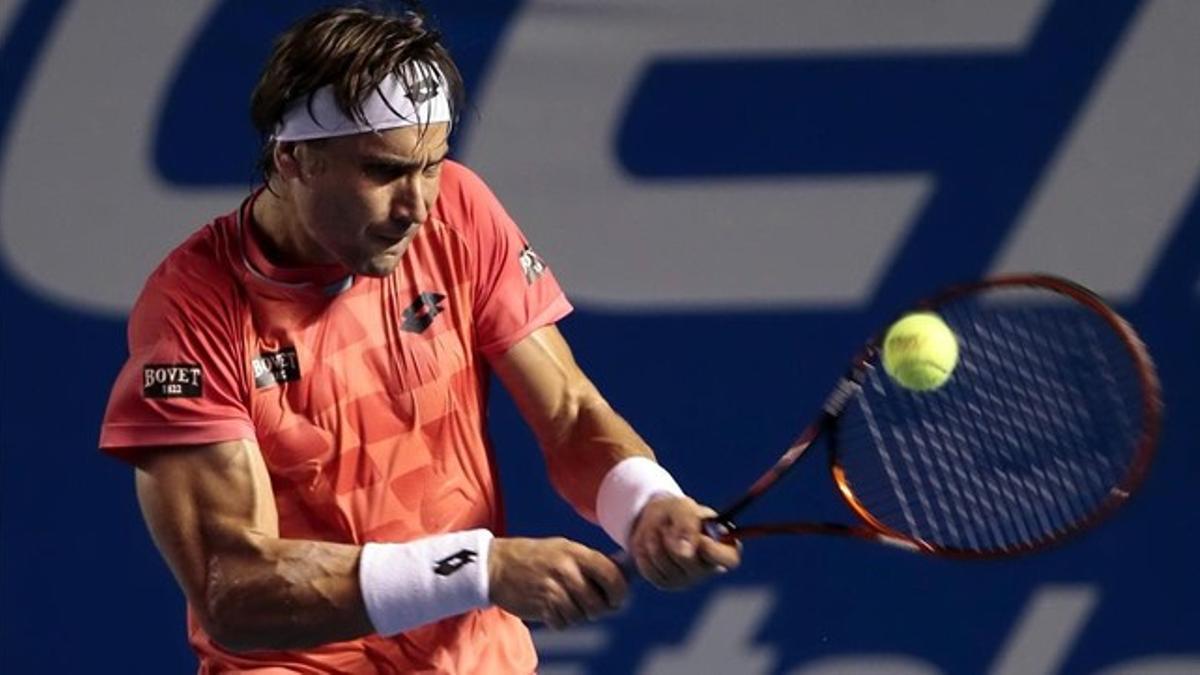 David Ferrer sirve una bola a Bernard Tomic durante cuartos de final del torneo de Acapulco