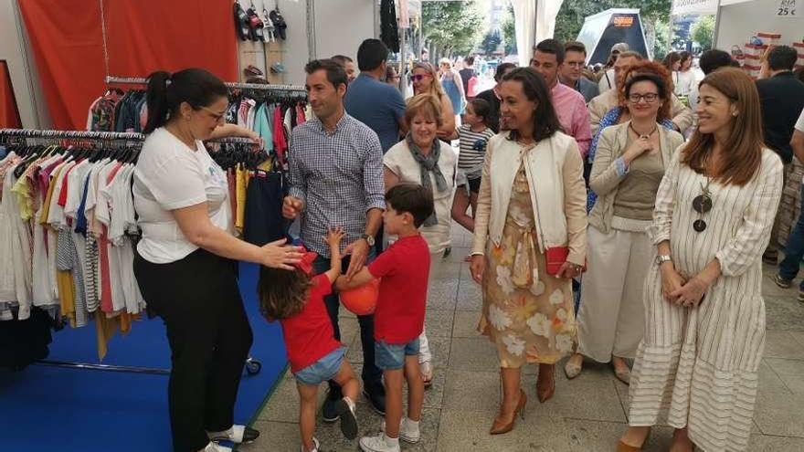 La alcaldesa, María Ramallo, visita la carpa de Saldomarín durante la inauguración del evento. // S.A.