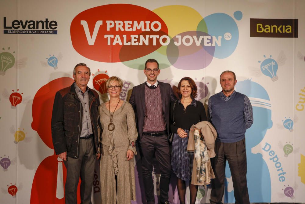 Los invitados posan en el photocall de los premios Talento Joven CV.