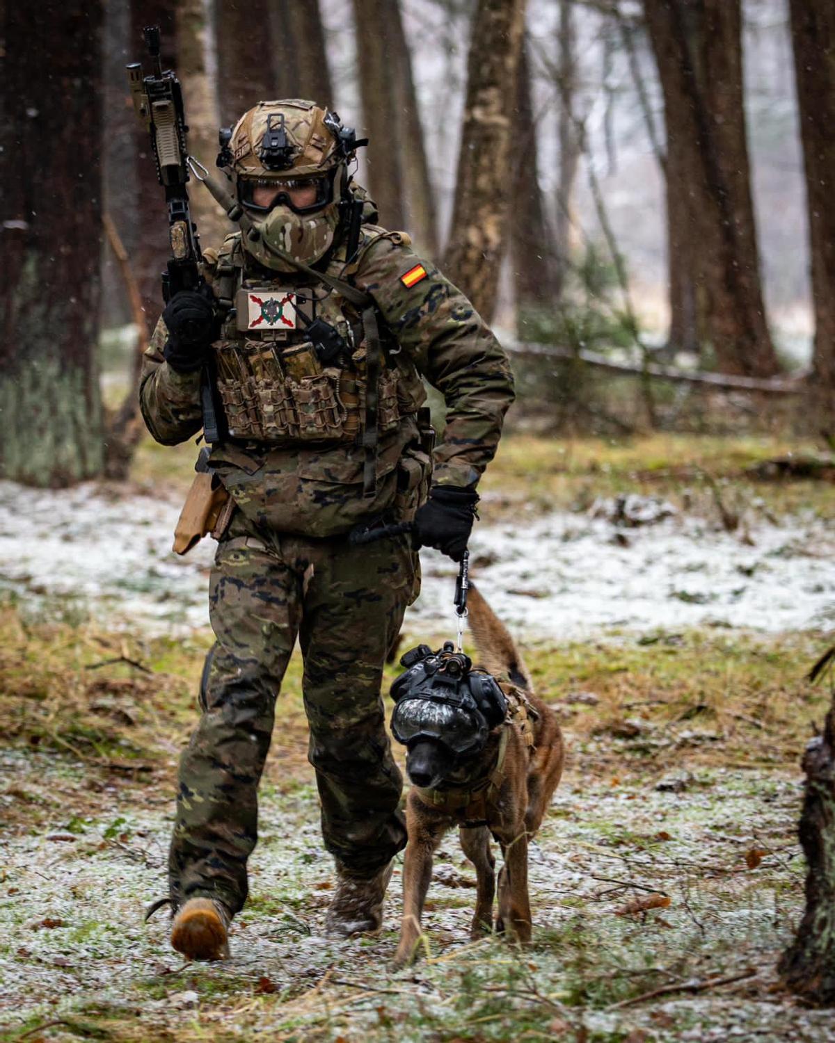 Un soldado de Operaciones Especiales del Tercio Ampurdán IV con Lucas, su perro de combate, de maniobras en Alemania.