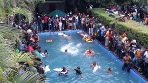 Manifestantes se bañan en la piscina presidencial. 