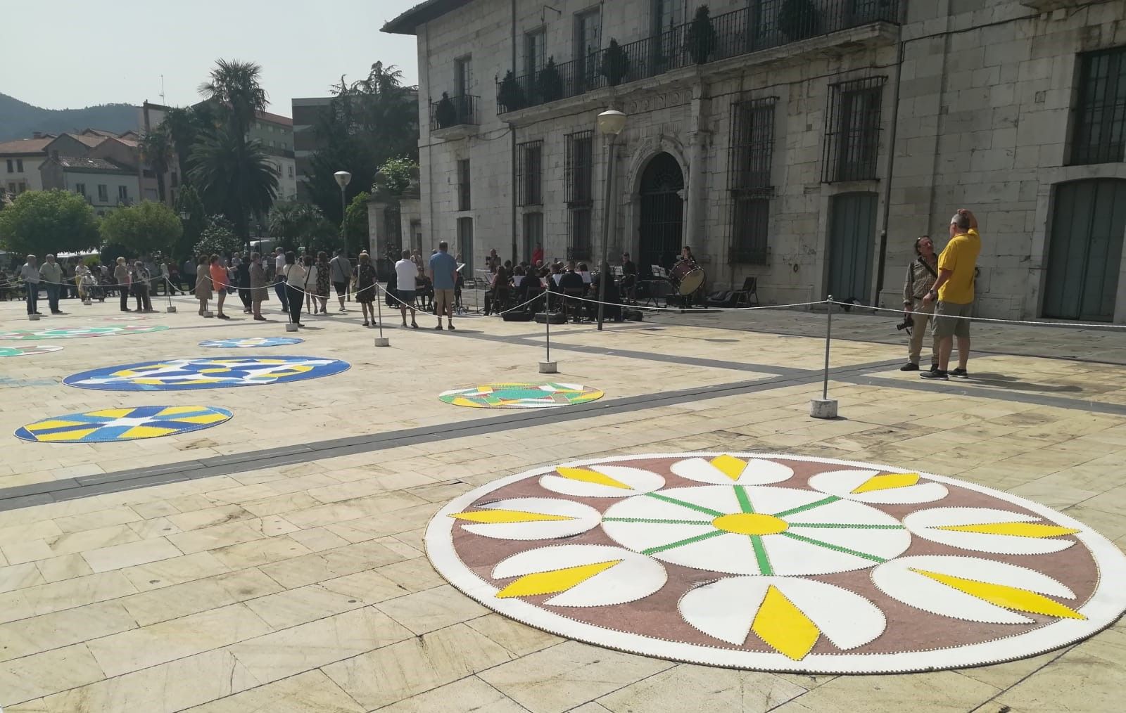 Pravia disfruta el Corpus y se llena de color con las alfombras ornamentales