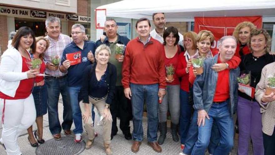 Programa y macetas del PSOE en Sant Joan