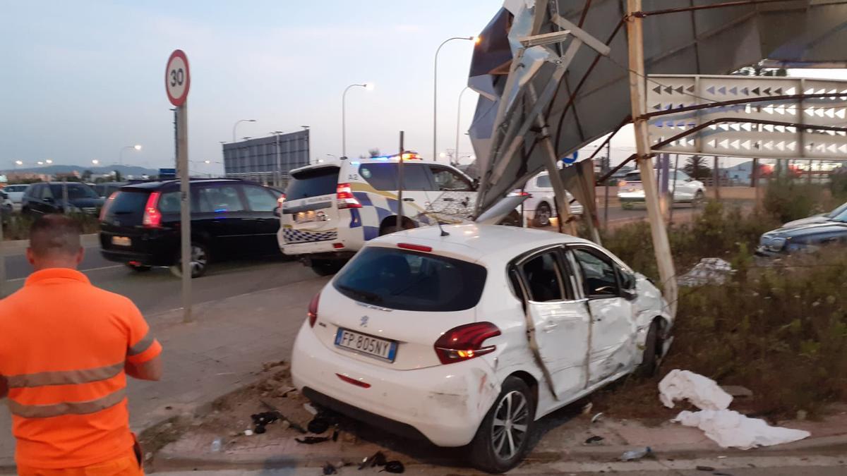 El vehículo, de matrícula italiana, ha impactado contra una valla publicitaria.