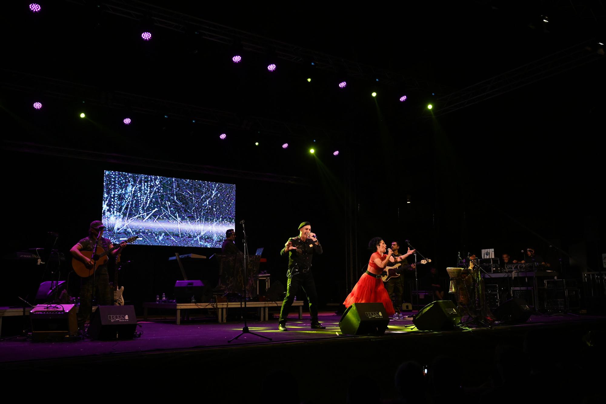 La música de los 80 y 90 llena de energía la plaza Major de Vila-real