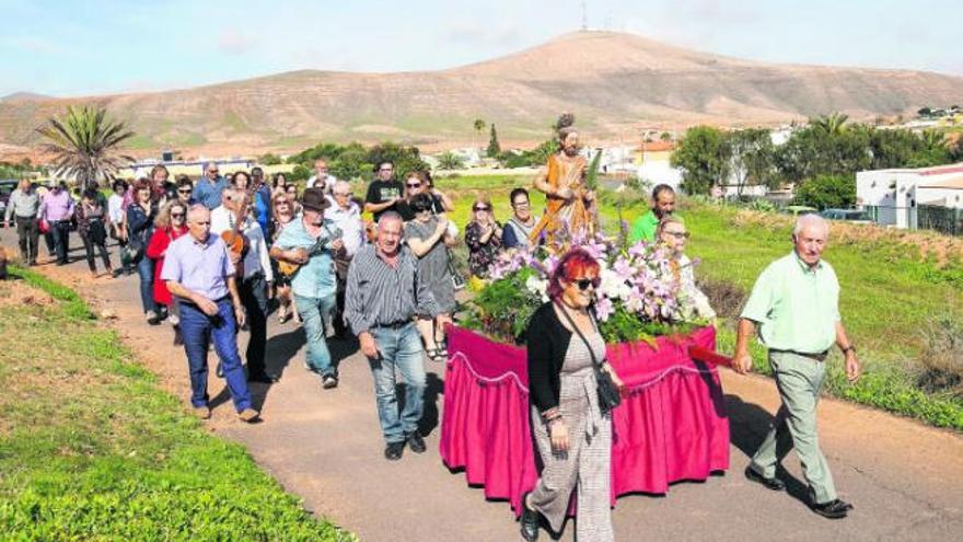 Las familias de la Vega celebran la tradicional subida del santo desde la iglesia a la ermita del valle de La Sargenta.