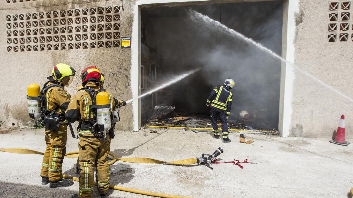 Dos intoxicados en el incendio de un almacén en Alicante