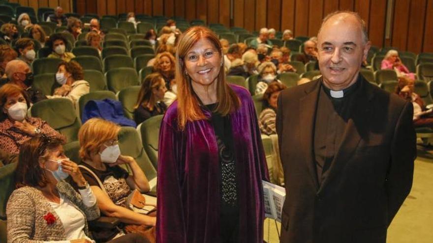 María Teresa Álvarez y Jorge Fernández Sangrador, ayer en el salón de actos del Colegio de Médicos de Asturias, en Oviedo. | Pablo Solares