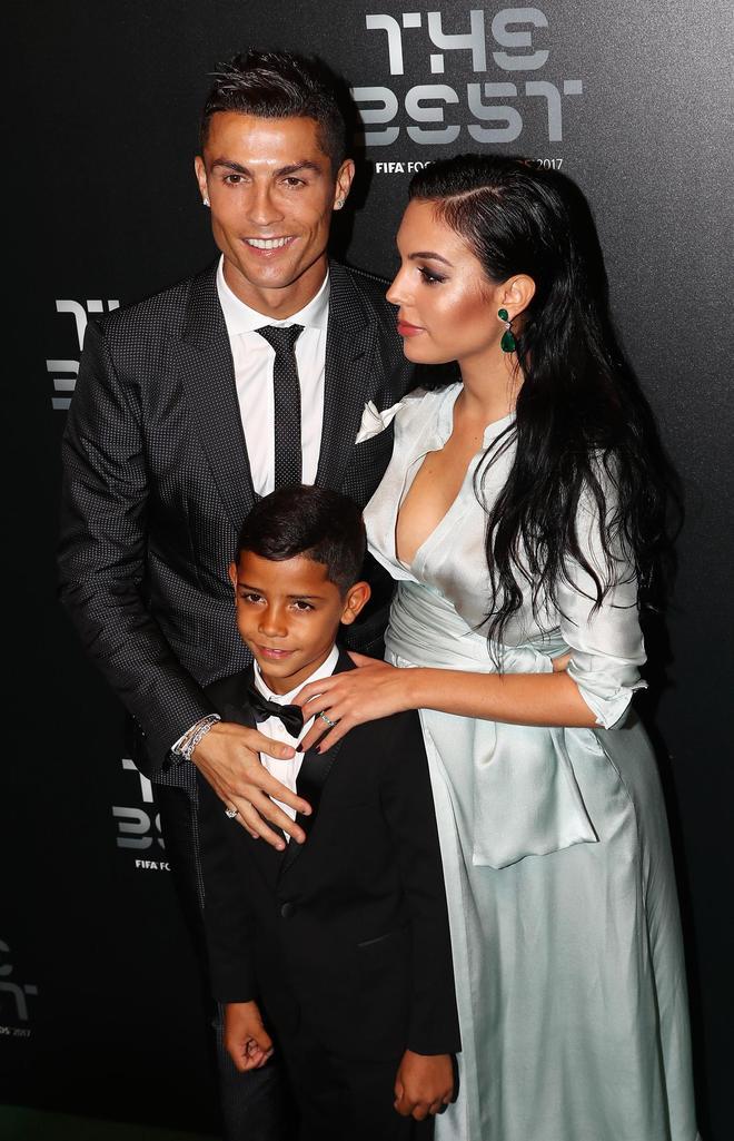 Cristiano Ronaldo con Georgina Rodríguez y su hijo mayor en The Best FIFA Football Awards