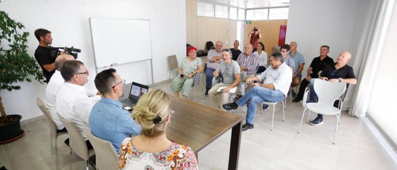 Los alcaldes de Vila y Sant Josep, de perfil, durante la reunión con comerciantes y vecinos. | VICENT MARÍ
