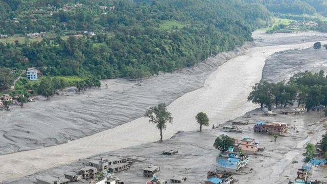 Vista aèria de cases negades pel fang després de la riuada a Devighat,  al districte de Nuwakot, al Nepal, ahir. | PRABIN RANABHAT / AFP